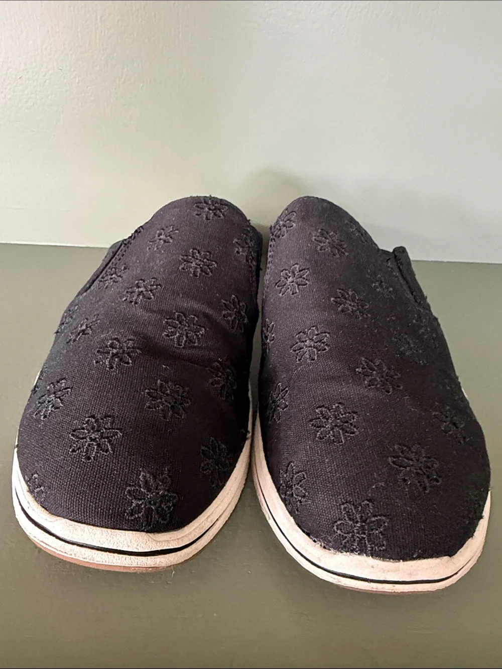 Clarks Cloudsteppers Women’s Black Embroidered Slip-on Mules - Size 8